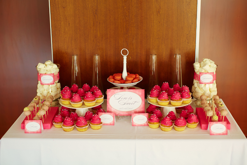 Preprosta sladka miza sestavljena iz penic, popsov ter cupcakesov  na poroki na Bledu v Grand hotelu Toplice. Foto: Janez Kotar Photography