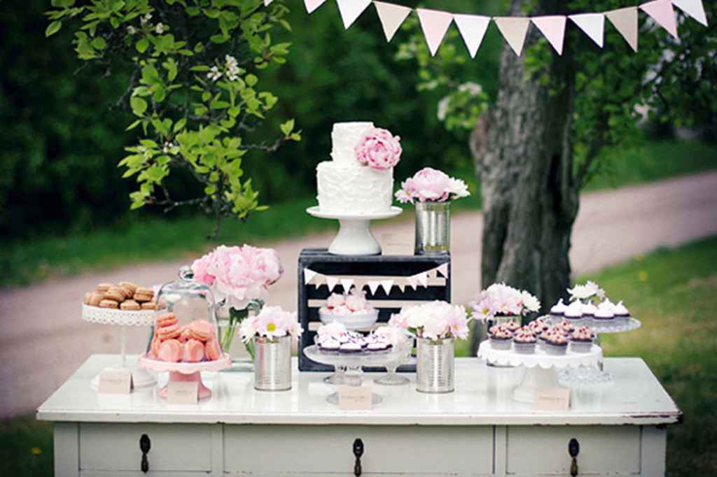 Sweet table - sladka miza na poroki. Na njej so različne sladice ter tudi poročna torta. Foto: vir Call me Cupcake