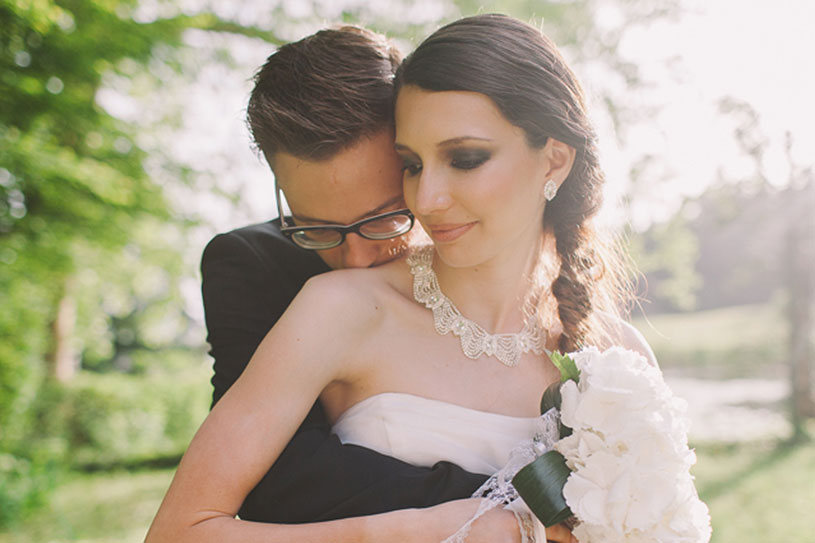 Nevesta s prekrasnim unikatnim poročnim nakitom in ženin med fotografiranjem v parku Brdo pri Lukovici. Foto: Nastja Kovacec Photography