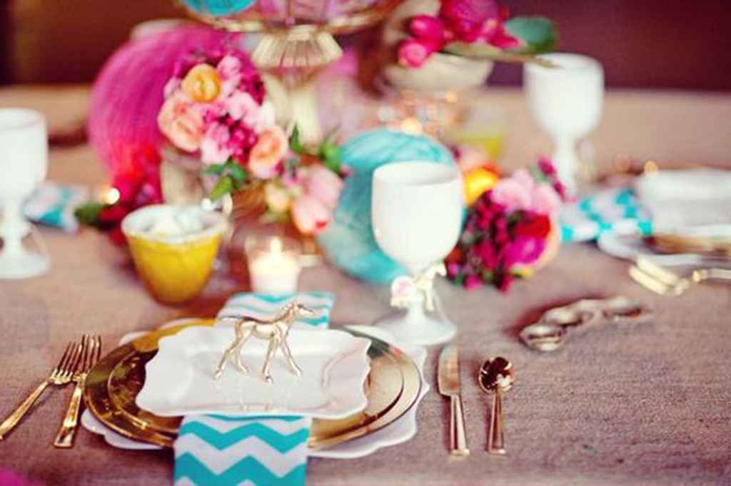 Zelo živahna dekoracija poročne mize v živo roza in turkizno modri barvi. Foto: vir Sitting in a Tree Events