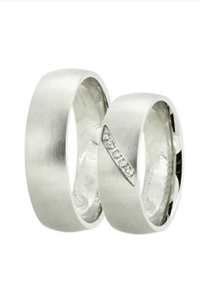 Mat belo zlati poročni prstani. Foto: vir: Zlatarnica