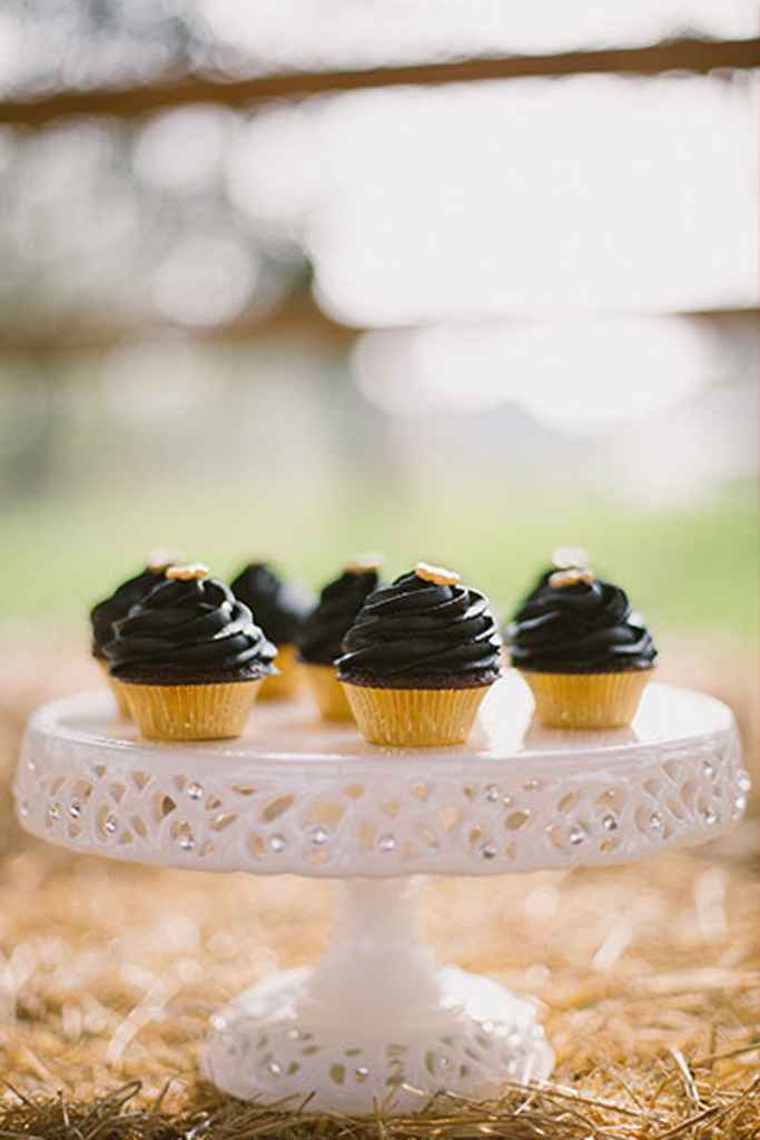 Črni cupcakesi na belem podstavku za torto. Foto: Urška & Domen Photography