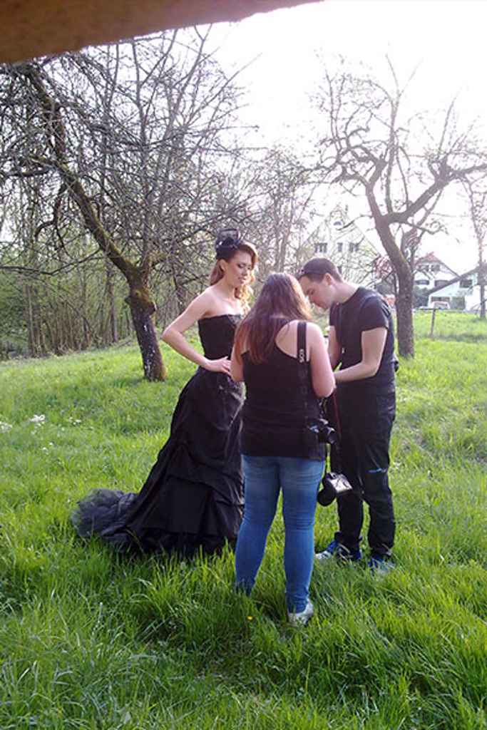 Pogovor neveste in fotografa med poročnim fotografiranjem na travniku. Foto: Urška & Domen Photography