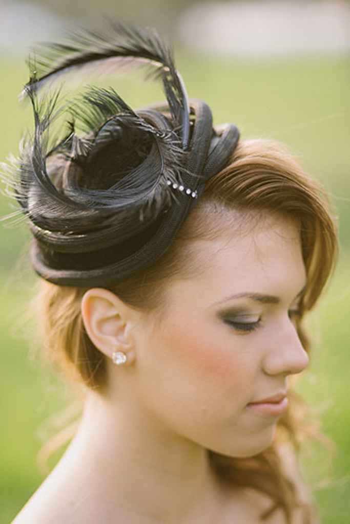 Prečudovita nevesta v črni poročni obleki ter s črnim klobučkom iz perja in trdega tila, ki ga je naredila oblikovalka Ana Lazovski. Foto: Urška & Domen Photography