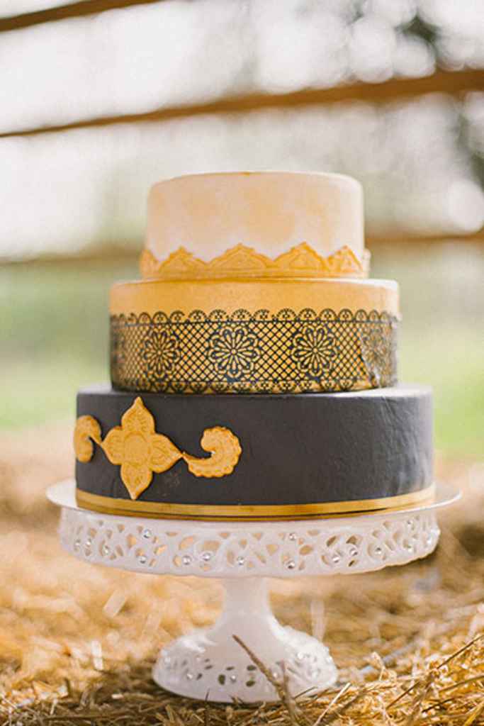 Tro-nadstropna poročna torta v zlato črni kombinaciji iz slaščičarne Cupcakes Sladka Romanca. Foto: Urška & Domen Photography