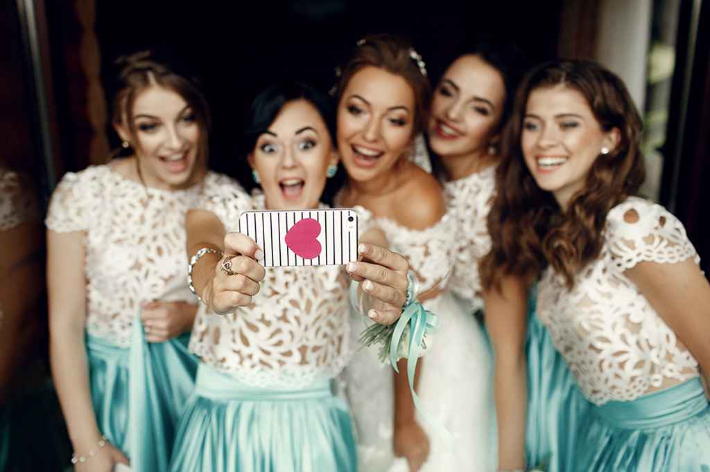 Družice z nevesto delajo selfije. Foto: Storija weddings
