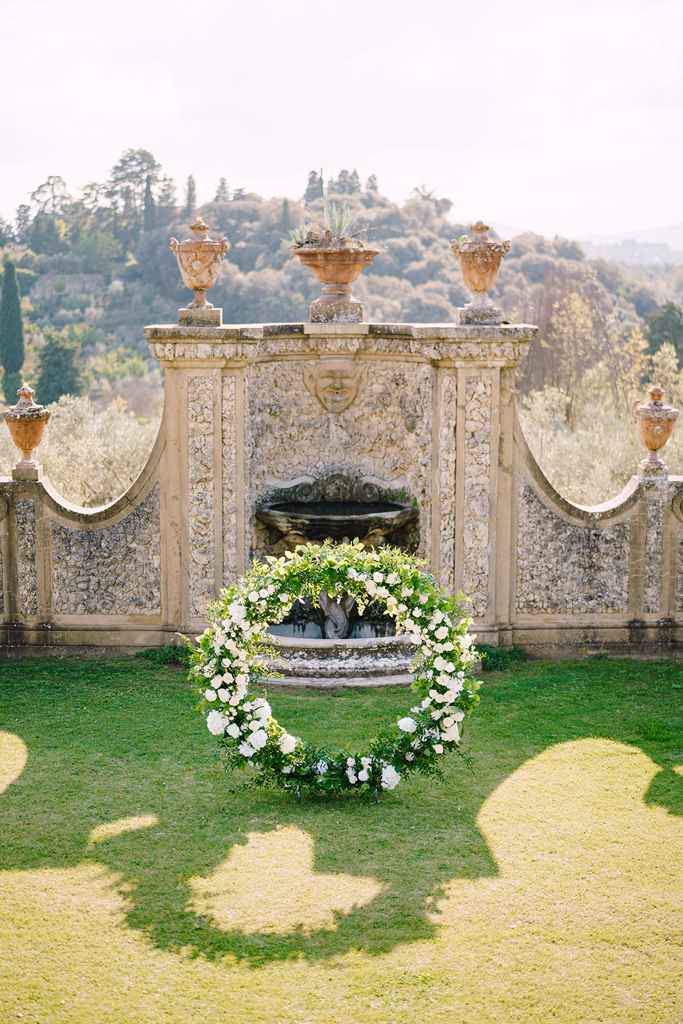 Prečudovit cvetlični okrogel obok na intimnem civilnem obredu v Tuskani. Foto: Storija weddings