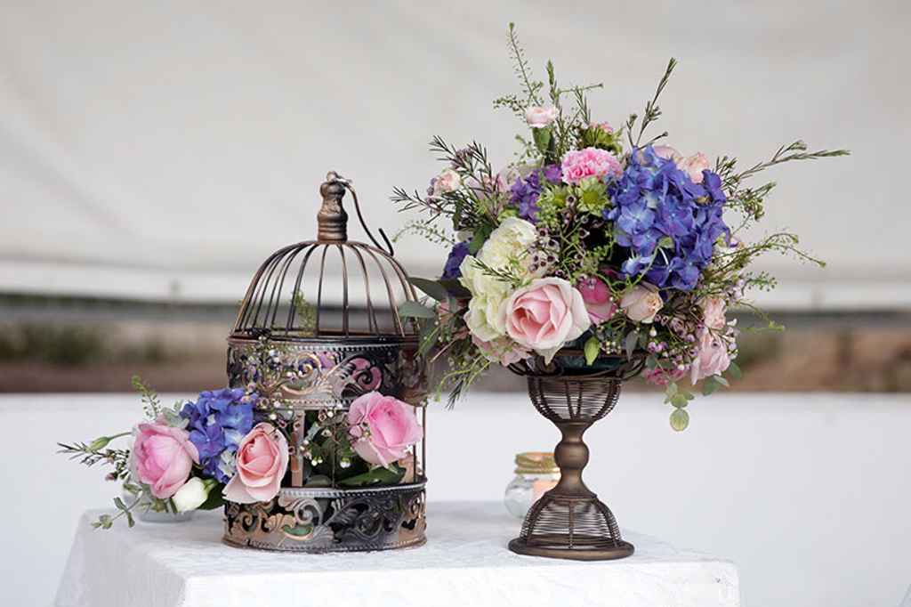 Boho roza cvetlična dekoracija v rjavih ptičjih kletkah kot poročna dekoracija na civilnem obredu. Foto: Storija weddings