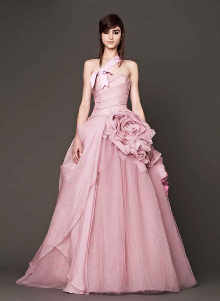 Glamurozna poročna obleka v roza barvi priznane oblikovalke Vera Wang. Foto: Vera Wang