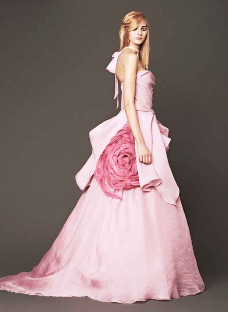 Glamurozna poročna obleka v roza barvi priznane oblikovalke Vera Wang z dodelanim stranskim delom. Foto: Vera Wang