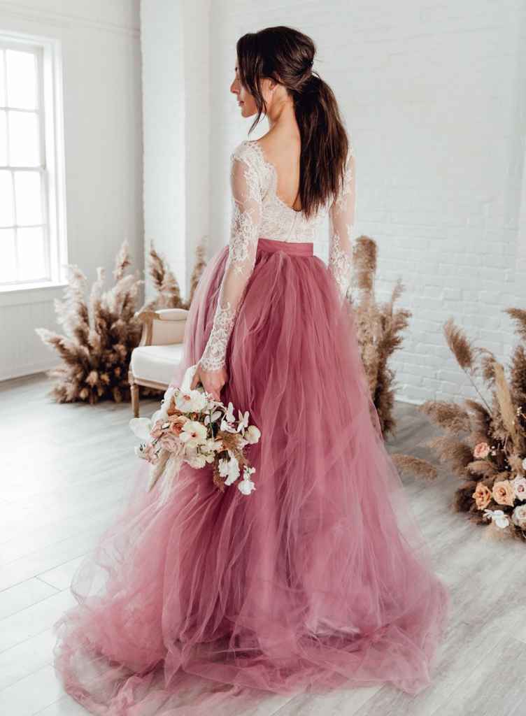 Dvodelna poročna obleka, ki je sestavljena iz belega topa in roza krila. Foto: sweetcarolinestyles