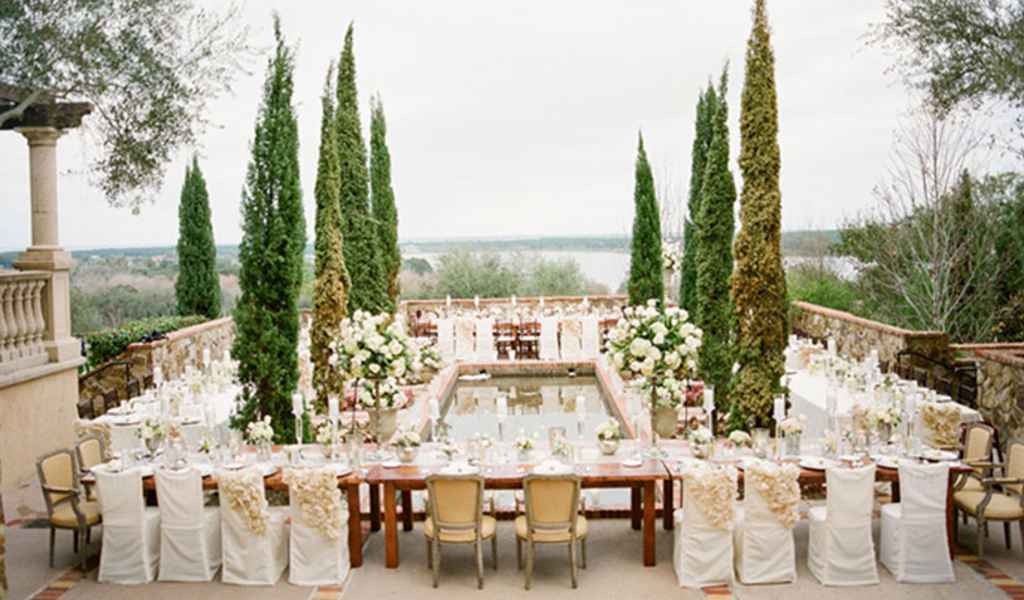 Elegantna in premišljena postavitev preprosto rustikalno okrašenih miz na poroki ob bazenu na prečudoviti poročni lokaciji v brdih. Foto: vir Pinterest