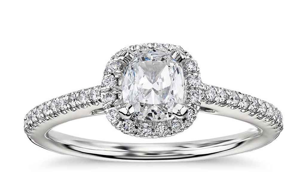 Zaročni prstan iz belega zlata z zelo velikim diamantom. Foto: vir www.bluenile.com