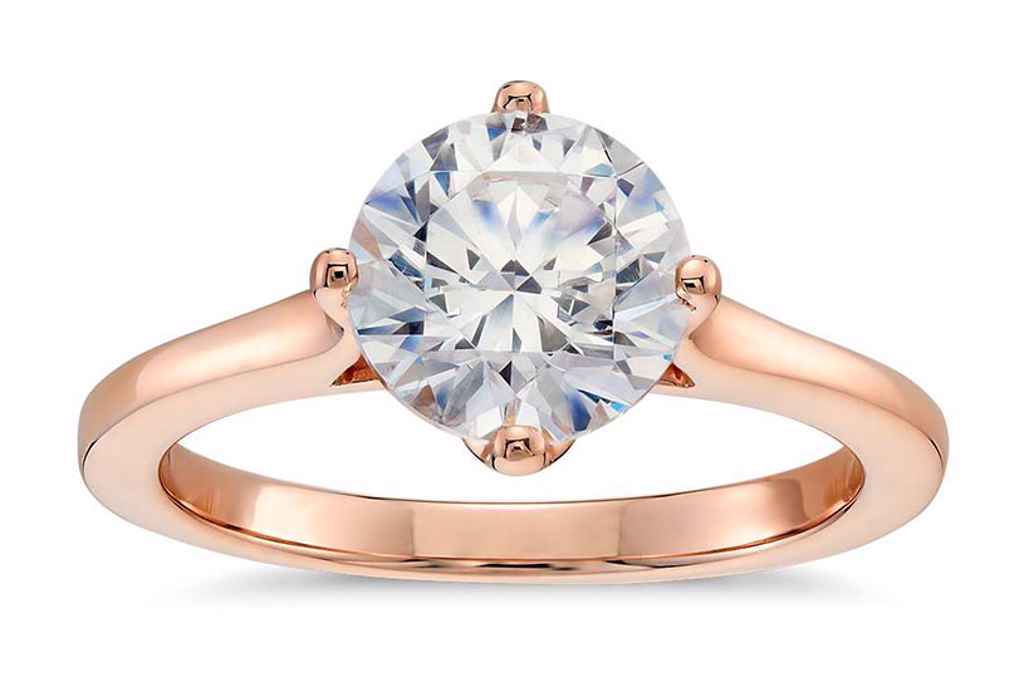 Poročni prstan iz rumenega zlata. Prstan ima velik diamant v obliki kroga. Foto: vir thejewellerychannel.tv