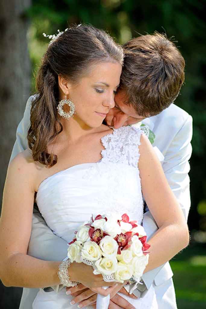 Nevesta v beli poročni obleki ter nežnim poročnim šopkom in ženin v beli moški obleki.  Foto: arhiv Zlatarnica