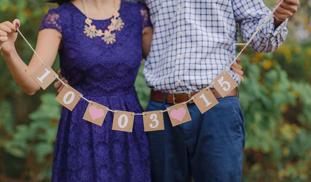 Zaročenca držita v rokah napis z datumom njune poroke. Foto: vir Etsy - BannerCheer