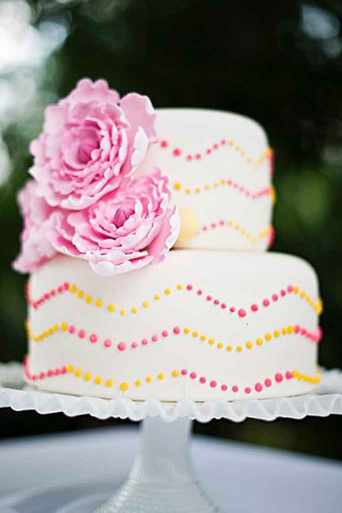 Bela dvonadstropna poročna torta z rumenim in roza cikcak vzorcem. Foto: BRC Photography of Norman