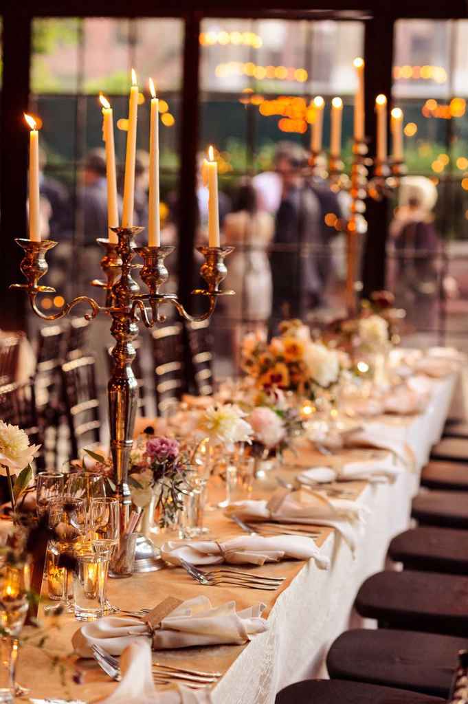Visoki srebrni svečniki kot namizna dekoracija na poroki. Foto: Susan Stripling Photography