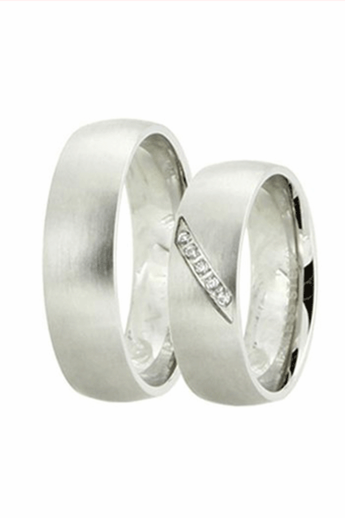 Mat belo zlati poročni prstani. Foto: vir: Zlatarnica
