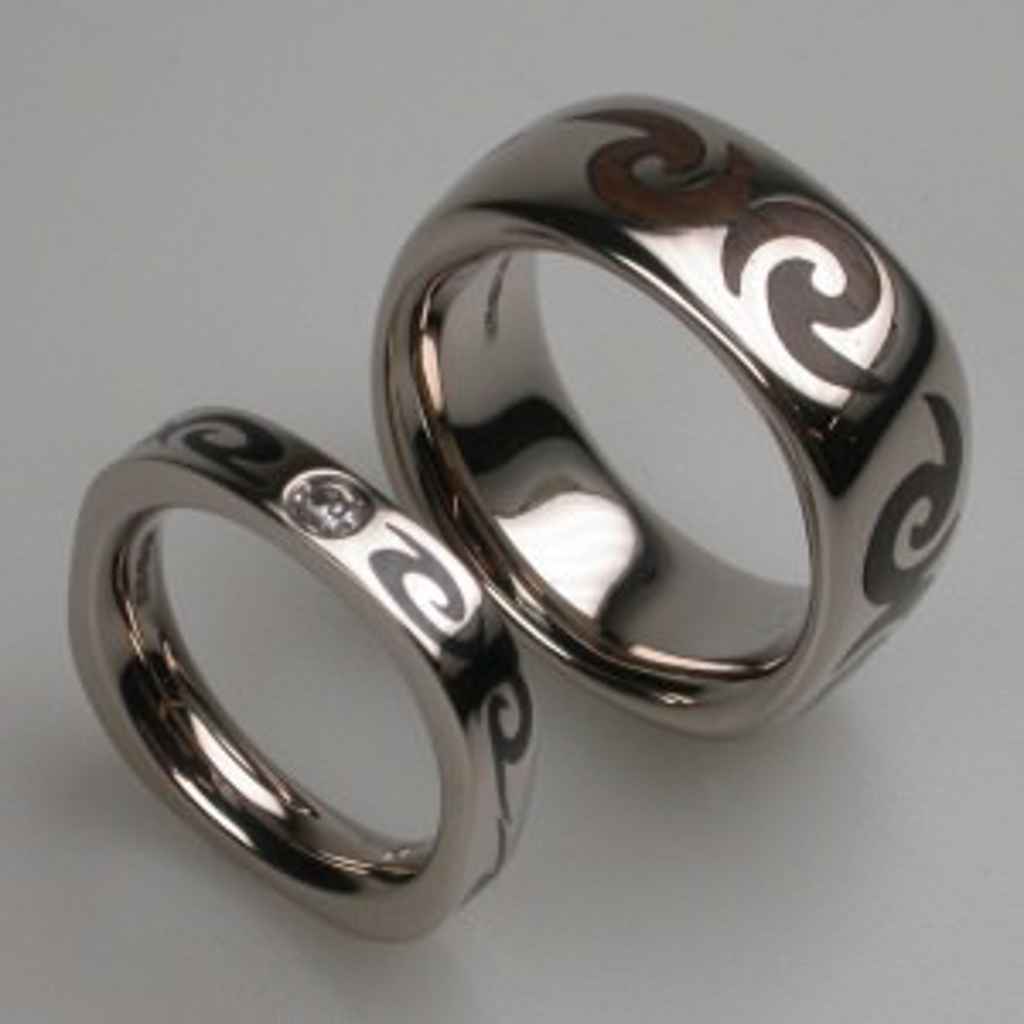 Unikatni poročni prstan sestavljen iz različnih kovin. Foto: vir: Zlatarnica