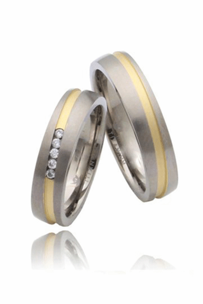 Poročni prstan v kombinaciji belega in rumenega zlata. Foto: vir: Zlatarnica