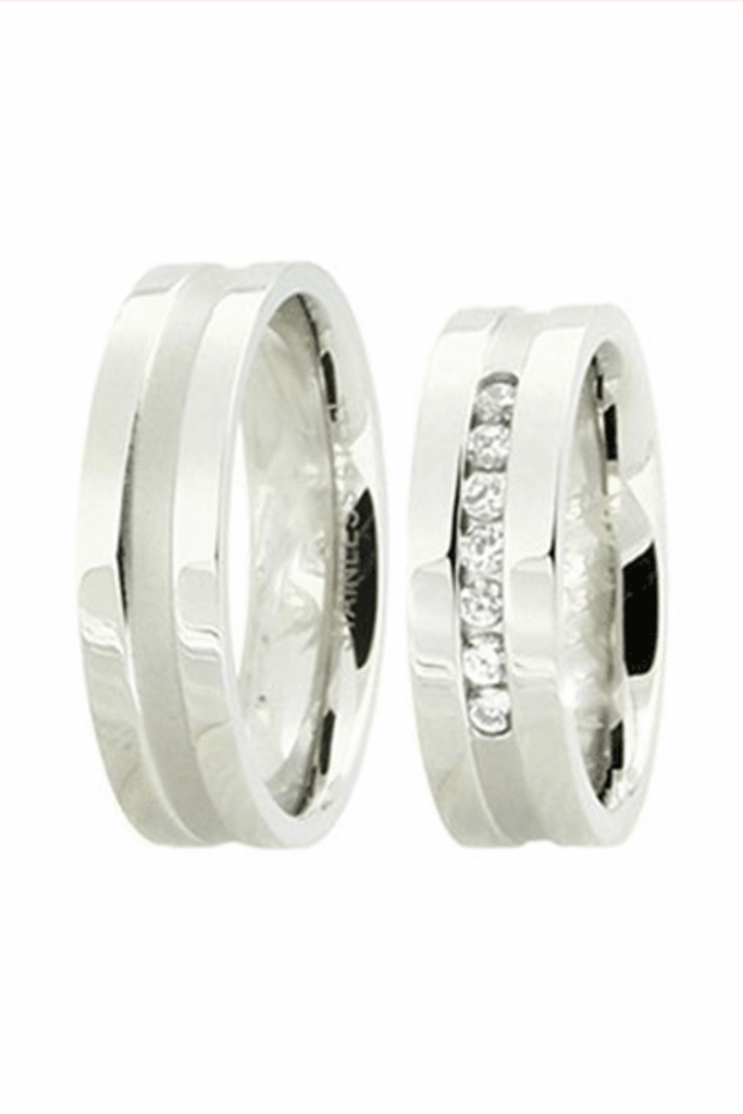 Zlat poročni prstan v videzu srebra, ki ima na sredini diamante. Foto: vir: Zlatarnica