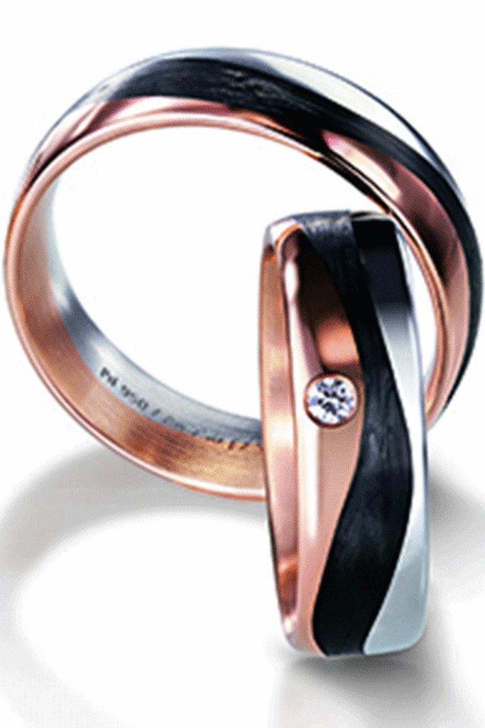 Poročni prstan, ki je sestavljen in belega zlata, črne kovine ter roza zlata.  Foto: vir: Zlatarnica
