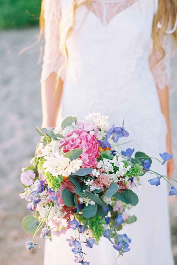 Poročni šopek, ki je sestavljen iz različnega cvetja v beli, modri ter roza barvi in ga dopolnjuje popularni evkaliptus. Foto: Wendy Laurel