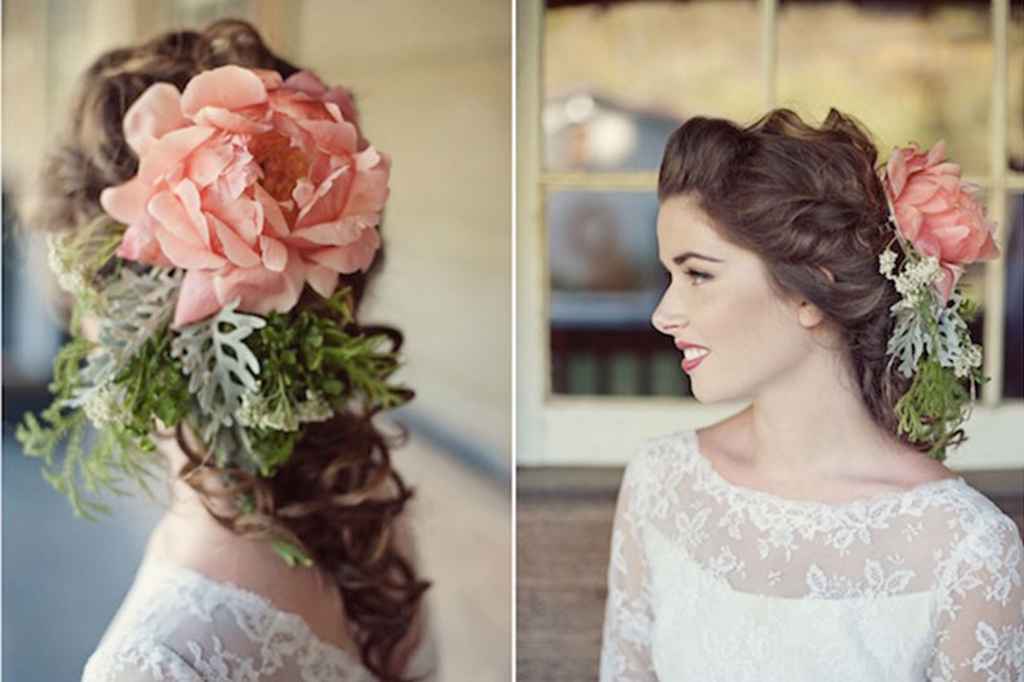 Nevesta s cvetjem v laseh. Elegantno spleteno cvetje kot modni dodatek za nevestino frizuro. Foto: Love Life Studios