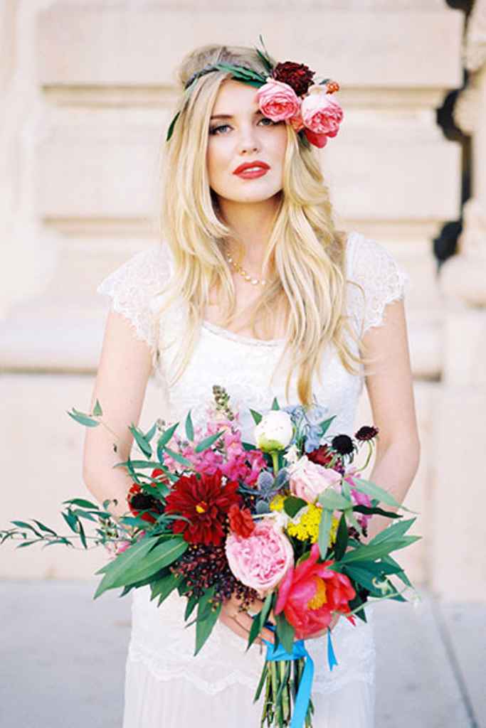 Nevesta s cvetlično krono v laseh in zelo barvitim poročnim šopkom. Foto: Chelsea Scanlan Photography
