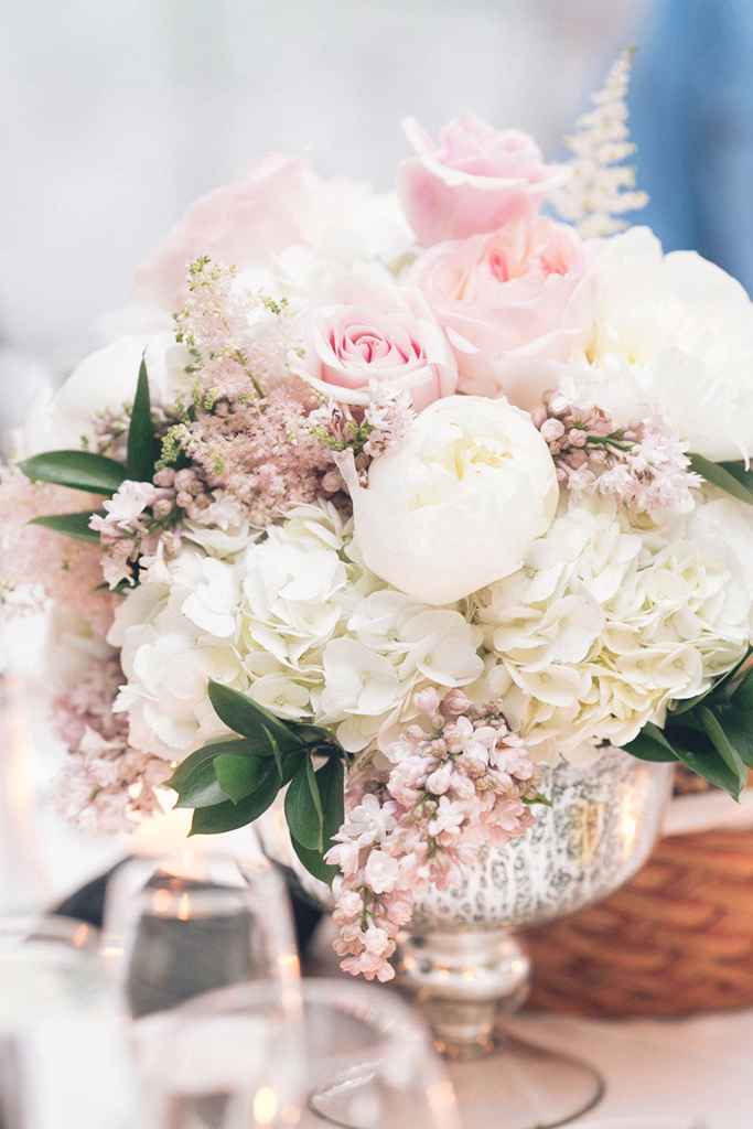 Namizni poročni cvetlični aranžma v pastelnih odtenkih v srebrni vazi. Foto: April K. Photography