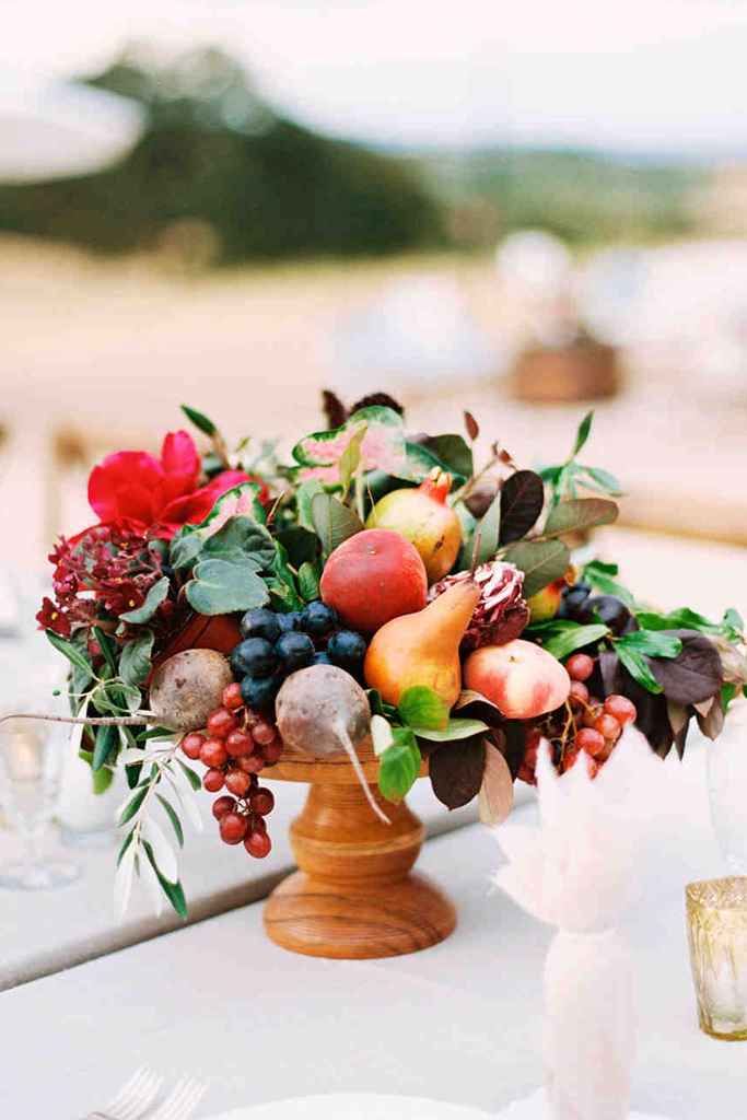 Nizka cvetlično sadna dekoracija na poroki v katerih najdemo hruške, grozdje, fige, jabolka in še kaj. Foto: Patrick Moyes
