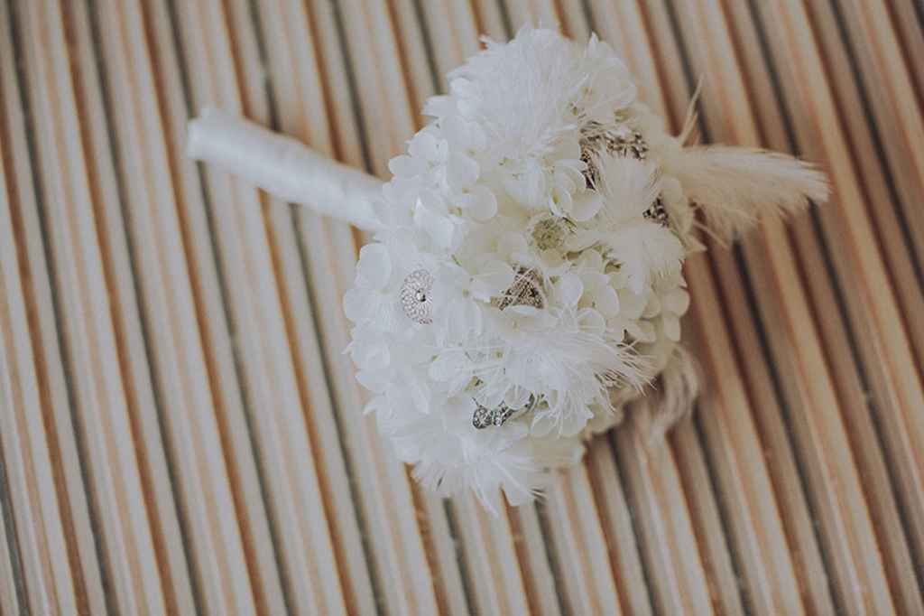 Poročni šopek iz umetnih belih rož in perja. Šopek za poroko s svarovski broškami. Foto: Rok Tržan Photography