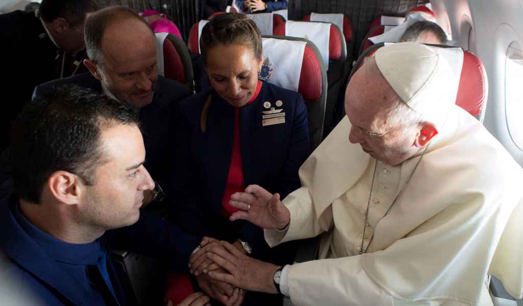 Papež je poročil par na letalu. Foto: Vatican Insider