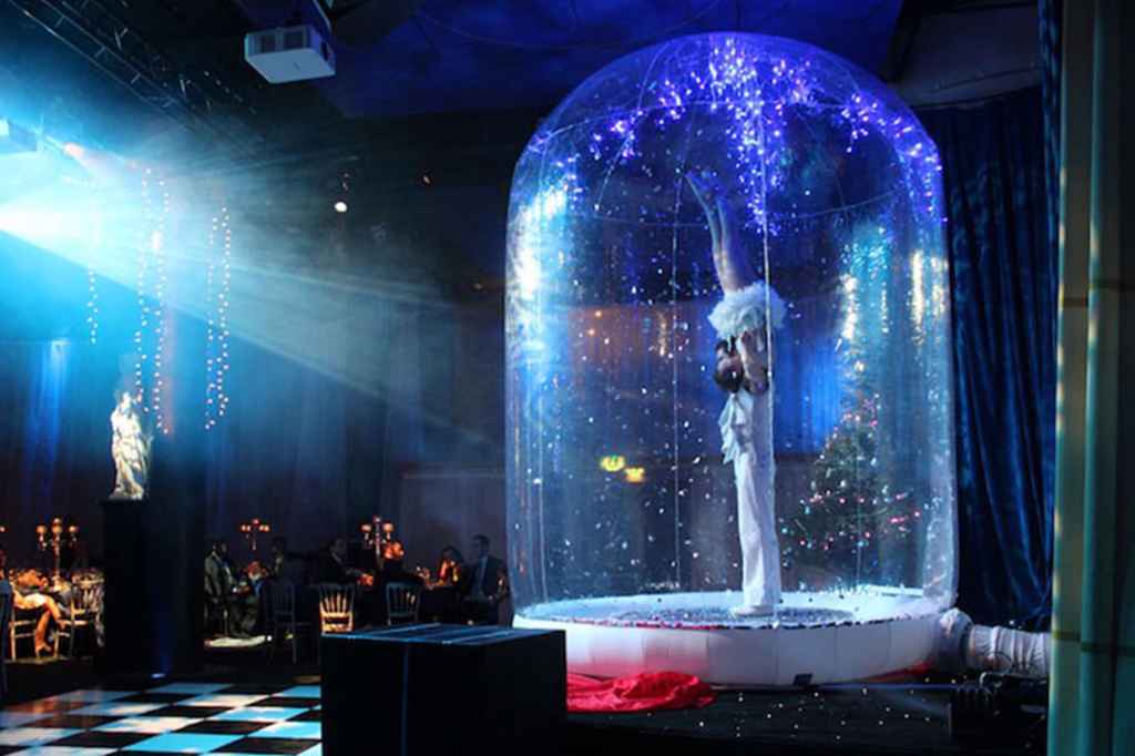 Zanimiva poročna animacija - plesalca plešeta v steklenem šotoru med poročno večerjo. Foto: www.live-entertainment.co.uk