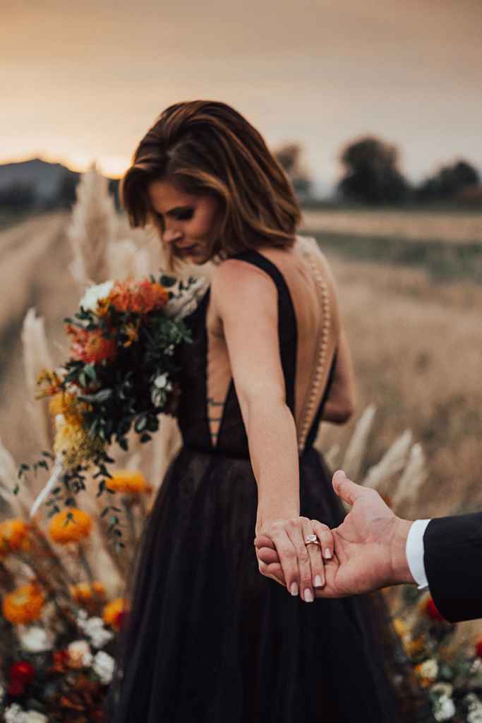 Coolmamacita drži v eni roki poročni šopek iz Sanjskega šopka, z drugo roko pa razkazuje zaročni prstan iz zlatarne Mirage. Foto: JS Oblikovanje