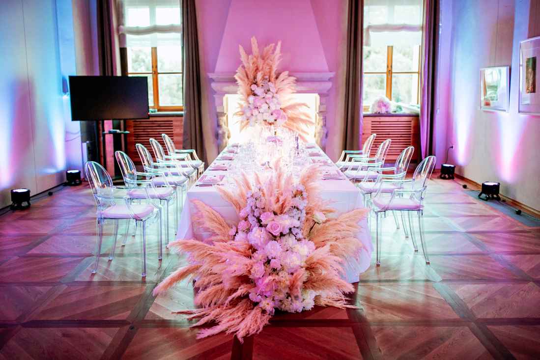 Organizatorka porok Petra Starbek pripravlja luksuzna poročno omizje iz pampaške trave, pastelnega cvetja ter imenskih kartic z žigom