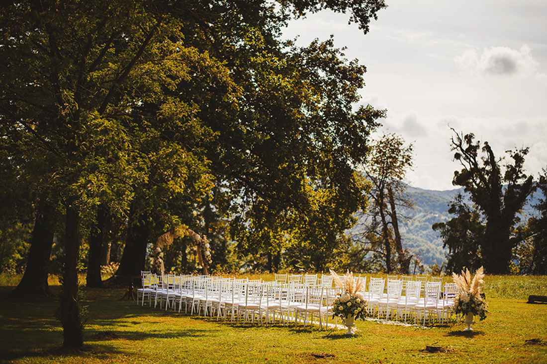 Poročni civilni obred v parku poleg dvorca Štatenberg. Petra Starbek je postavila lepe bele lesene stole, cvetlični leseni obok ter dva baročna lonca s cvetjem, ki služita za vhod na obred.