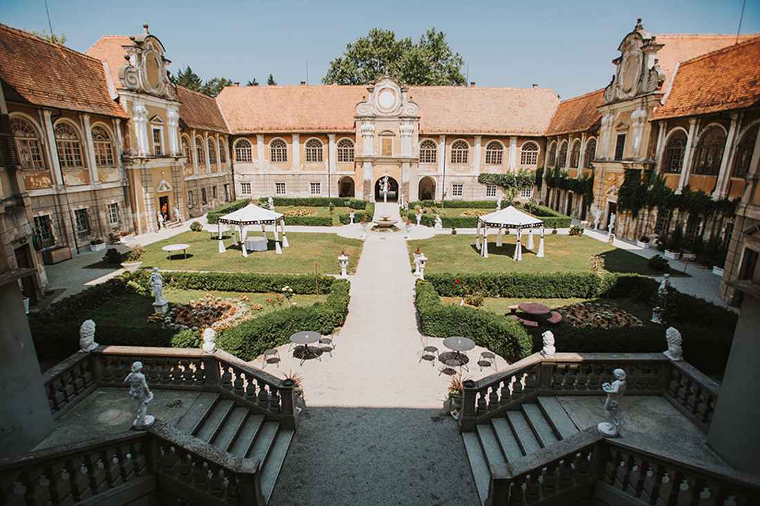 Poročni civilni obred v parku poleg dvorca Štatenberg. Petra Starbek je postavila lepe bele lesene stole, cvetlični leseni obok ter dva baročna lonca s cvetjem, ki služita za vhod na obred.