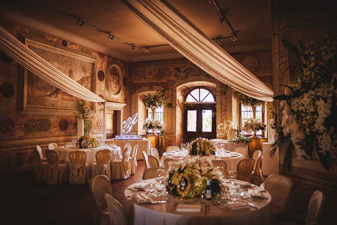 Luksuzna dekoracija v dvorcu Zemono, ki je krasila celotno poročno dvorano. Cvetličarna Emporia je postavila belo zelene aranžmaje, svečke, zlata ogledala, bele zavese… Organizatorka porok Petra Starbek pa je poskrbela za ledeno skulpturo, ki stoji poleg vhoda v dvorano.