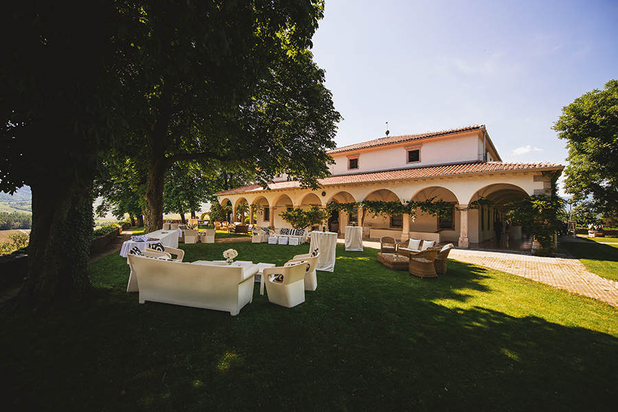 Poročna lokacija na vipavskem je tudi dvorec Zemono, ki slovi po prefinjenosti ter umirjenim kotičkom s prečudovitimi sedeži iz ratana  pod drevesom. Poleg najetih zof iz Hiše vizij stojijo še barske mize na katerih je cvetlična dekoracija.