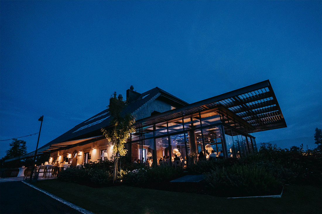 Bela poročna cvetlična pravljica se je odvila na poročni lokaciji hotela Royal Bled Golf.