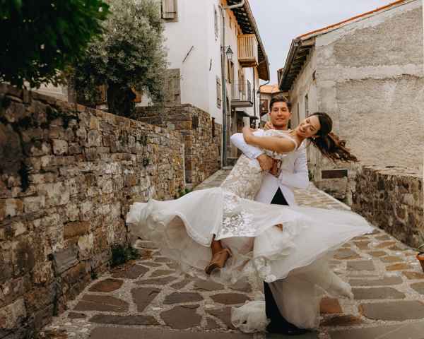 Miha Vodičar, priznani plesalec s svojo izvoljenko Kristino na svoj poročni dan v Vili Vipolže. Za sproščenost in nasmejanost mladoporočencev je poskrbela poročna agencija Storija weddings.