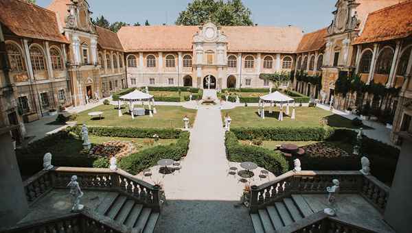 Prekrasna poročna lokacija dvorec Štatenberg v Makolah z velikim osrednjim vrtom, ki je idealna lokacija za izvedbo romantične poroke na prostem.