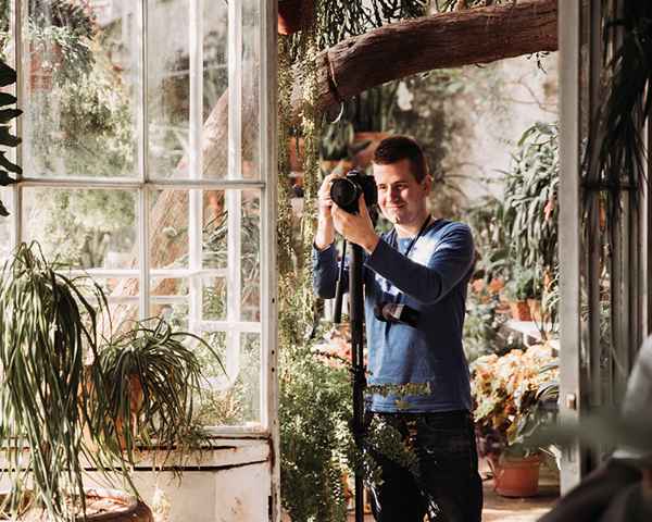 Poročni snemalec iz ekipe Storija Film med snemanjem elopement poroke v Botaničnem vrtu Sežana.