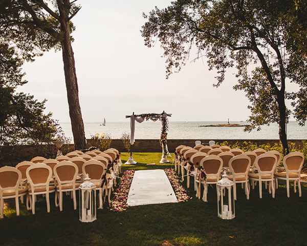 Civilni poročni obred ob morju, na obmorski poročni lokaciji po izboru neveste in ženina v sodelovanju z mednarodno organizatorko porok Petro Starbek.