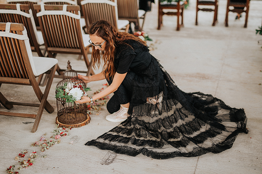 Organizator porok iz poročne agencije Storija weddings postavlja ptičje kletke s cvetjem, ki bodo krasile poroko pod kozolcem na posestvu Pule. Petra Starbek s svojim znanjem in izkušnjami z velikim veseljem in nasmehom na ustnicah popelje par do popolne poroke.