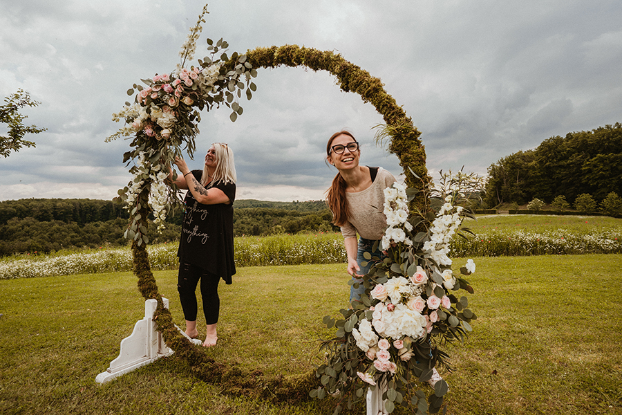 Organizacija poroke na Posestvu Pule, kjer organizatorka Petra Starbek v sodelovanji s priznanimi poročnimi ponudniki pripravlja prekrasen okrogel cvetlični obok.