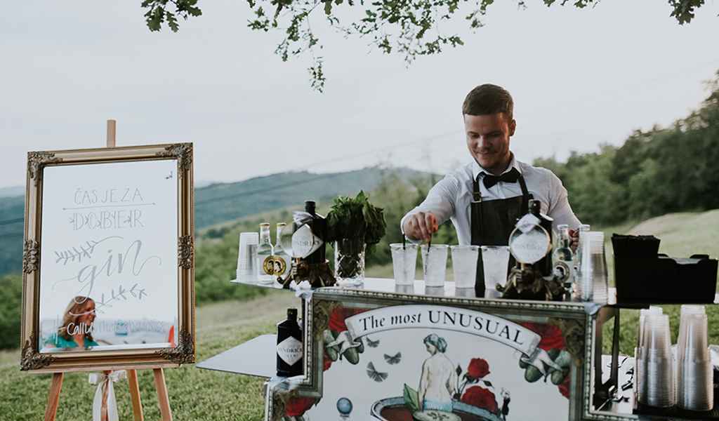 Organizacija poroke v vinski kleti Rodica. Barman na zanimiv način animira poročne goste, z gin barom za svate v času fografiranja ženina in neveste v okolici poročne lokacije.